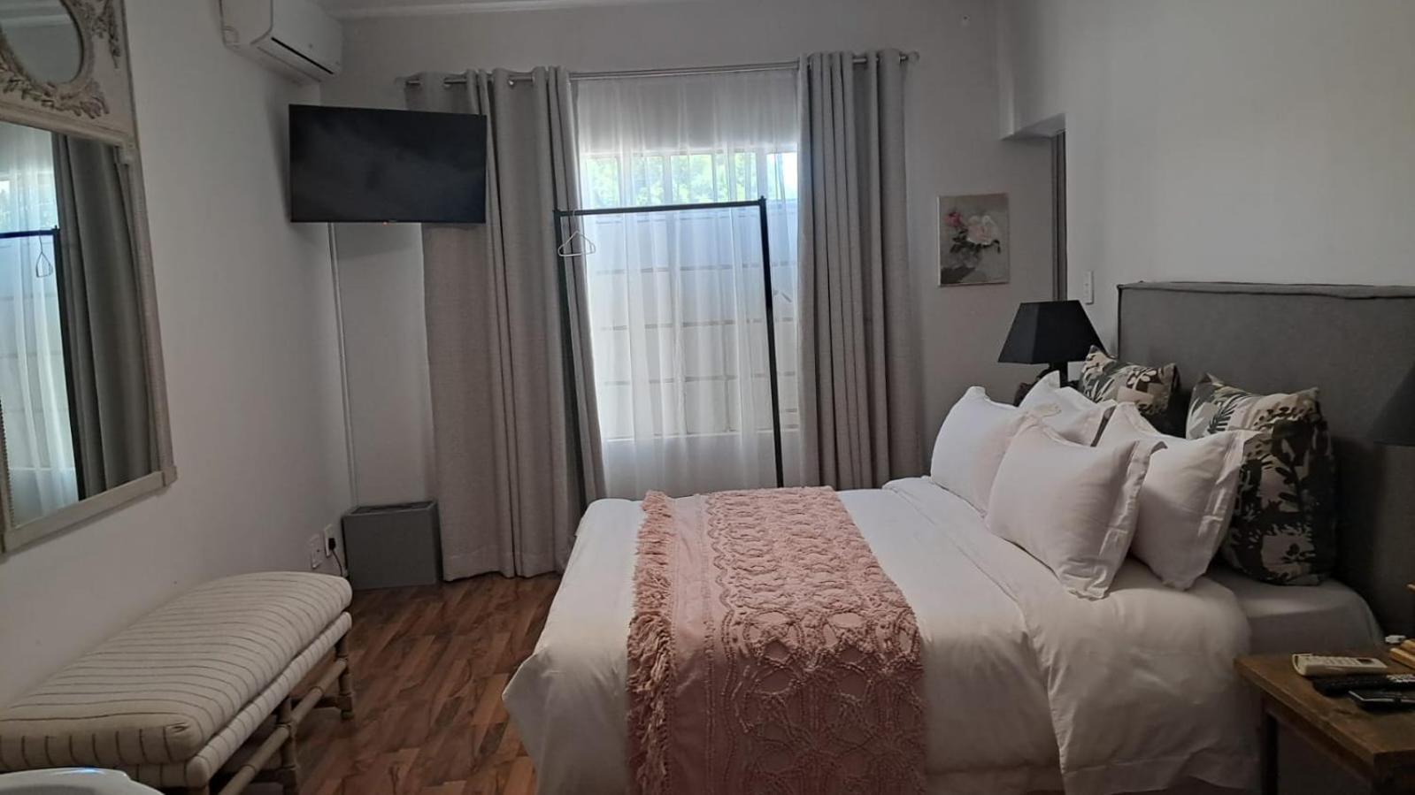 פריס Art And Soul Restaurant, Accommodation, French Bar And Art Gallery מראה חיצוני תמונה