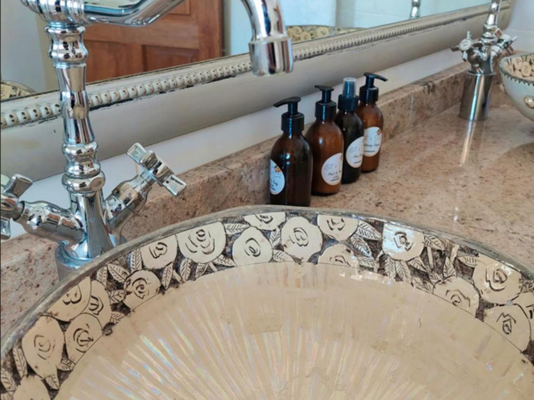 פריס Art And Soul Restaurant, Accommodation, French Bar And Art Gallery חדר תמונה