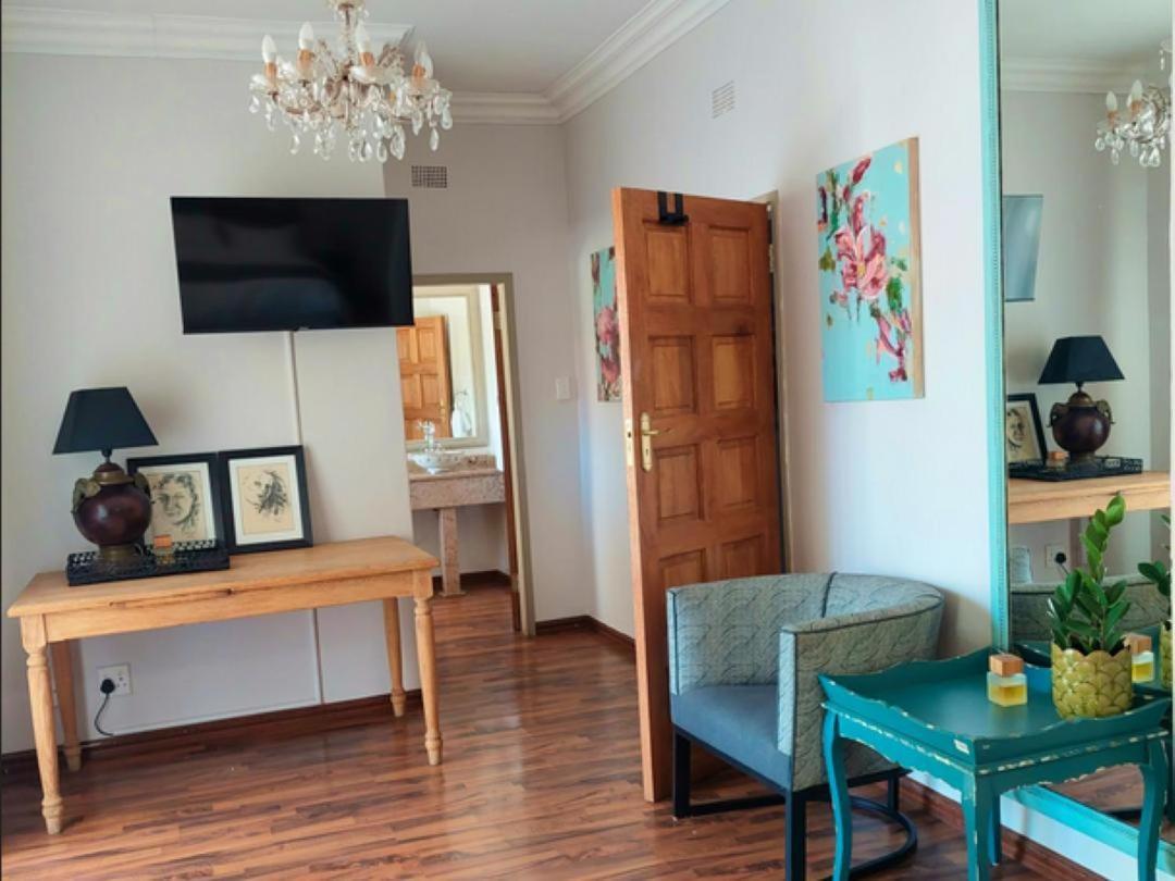 פריס Art And Soul Restaurant, Accommodation, French Bar And Art Gallery חדר תמונה