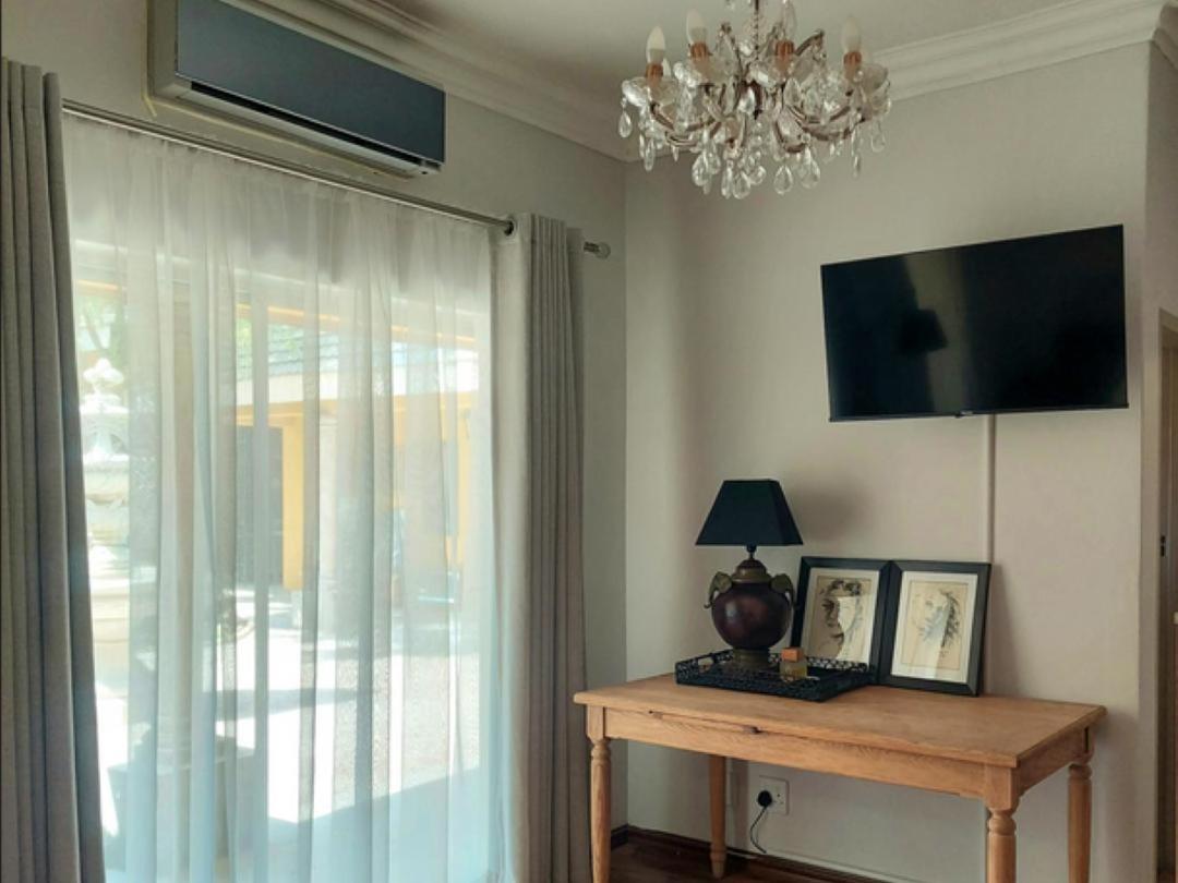 פריס Art And Soul Restaurant, Accommodation, French Bar And Art Gallery חדר תמונה